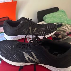 New In Box New Balance Men’s black & silver running shoes. Size 13 D Medium.